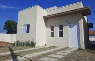 Imagem: A casa possui 3 Dormitórios, 2 Banheiros e 130m² de Área