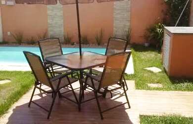 Imagem: A casa possui 3 Dormitórios, 2 Banheiros, 4 Vagas na garagem