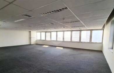 Imagem: O depósito possui 4 Vagas na garagem, 150m² de Área e está