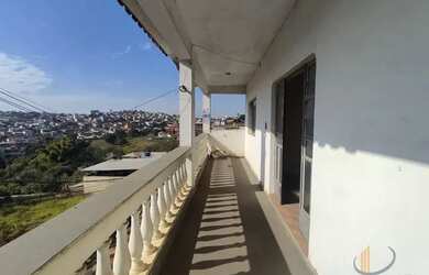 Imagem: O apartamento possui 3 Dormitórios, 1 Banheiro, 4 Vagas na