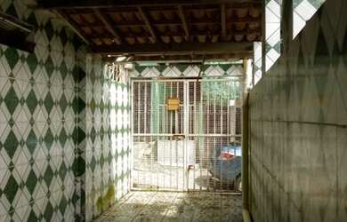 Imagem: A casa possui 2 Dormitórios, 1 Banheiro, 1 Vaga na garagem