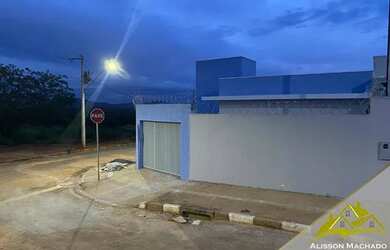 Imagem: A casa possui 2 Dormitórios, 2 Banheiros, 2 Vagas na garagem