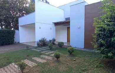 Imagem: A casa possui 3 Dormitórios, 5 Banheiros, 4 Vagas na garagem