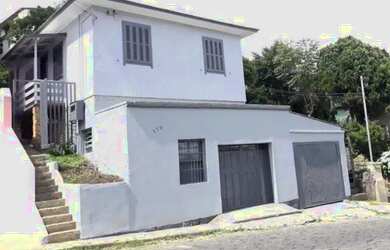 Imagem: A casa possui 3 Dormitórios, 1 Banheiro, 3 Vagas na garagem