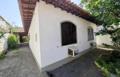 Imagem: A casa possui 3 Dormitórios, 2 Banheiros, 1 Vaga na garagem