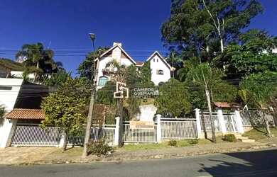 Imagem: A casa possui 4 Dormitórios, 1 Banheiro, 5 Vagas na garagem