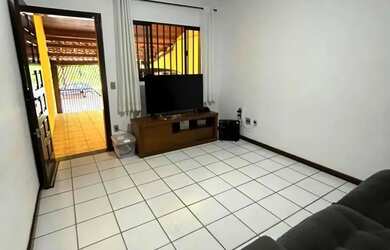 Imagem: A casa possui 3 Dormitórios, 2 Banheiros, 4 Vagas na garagem