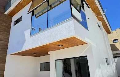 Imagem: A casa possui 4 Dormitórios, 2 Banheiros, 2 Vagas na garagem