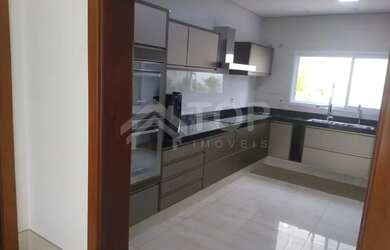 Imagem 8: A casa possui irrigação automática, cortina elétrica, portas dos quartos...