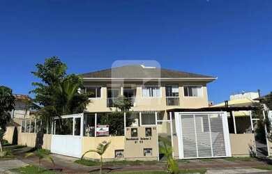 Imagem: A casa possui 3 Dormitórios, 4 Banheiros, 2 Vagas na garagem