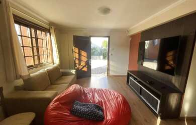 Imagem: A casa possui 4 Dormitórios, 2 Banheiros, 3 Vagas na garagem