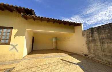 Imagem: A casa possui 4 Dormitórios, 3 Banheiros, 3 Vagas na garagem