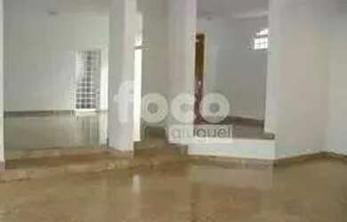 Imagem: A casa possui 4 Dormitórios, 5 Banheiros, 4 Vagas na garagem