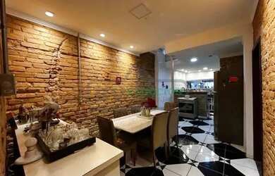 Imagem: A casa possui 4 Dormitórios, 1 Banheiro, 2 Vagas na garagem