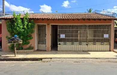 Imagem: A casa possui 4 Dormitórios, 2 Banheiros, 2 Vagas na garagem
