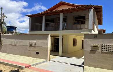 Imagem: A casa possui 4 Dormitórios, 4 Banheiros, 5 Vagas na garagem