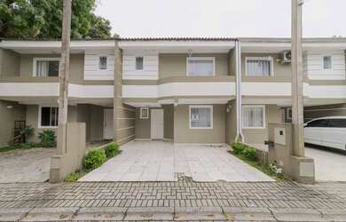 Imagem: A casa possui 3 Dormitórios, 1 Banheiro, 1 Vaga na garagem