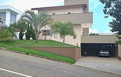 Imagem: A casa em condomínio possui 4 Dormitórios, 4 Banheiros, 4