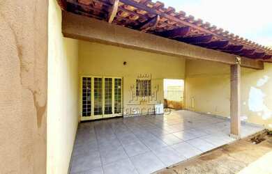 Imagem: A casa possui 3 Dormitórios, 1 Banheiro, 2 Vagas na garagem