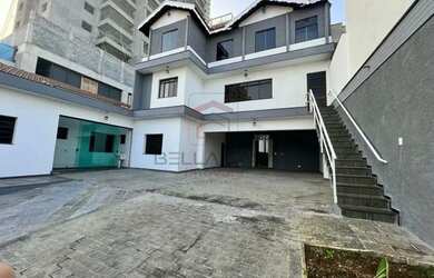 Imagem: O depósito possui 4 Vagas na garagem, 370m² de Área e está