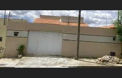 Imagem: A casa possui 2 Dormitórios, 2 Banheiros, 2 Vagas na garagem