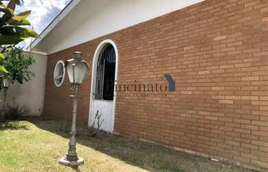 Imagem: A casa possui 3 Dormitórios, 3 Banheiros, 4 Vagas na garagem