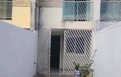 Imagem: A casa possui 3 Dormitórios, 2 Banheiros, 3 Vagas na garagem