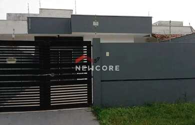 Imagem: A casa possui 2 Dormitórios, 1 Banheiro, 2 Vagas na garagem