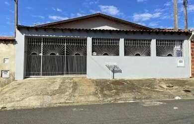 Imagem: A casa possui 3 Dormitórios, 3 Banheiros, 3 Vagas na garagem