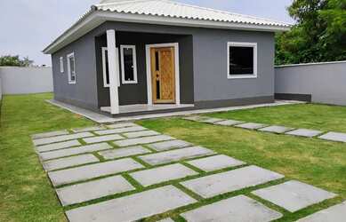 Imagem: A casa possui 3 Dormitórios, 3 Banheiros, 4 Vagas na garagem