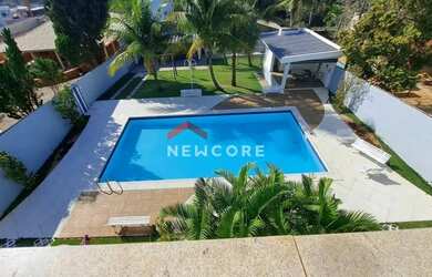 Imagem: A casa possui 4 Dormitórios, 5 Banheiros, 5 Vagas na garagem