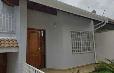 Imagem: A casa possui 3 Dormitórios, 3 Banheiros, 4 Vagas na garagem