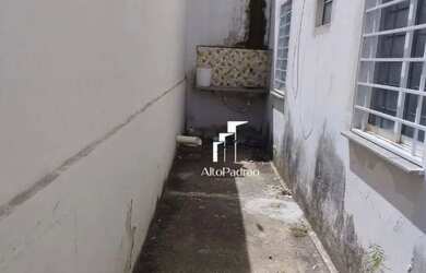 Imagem: A casa possui 3 Dormitórios, 1 Banheiro, 2 Vagas na garagem