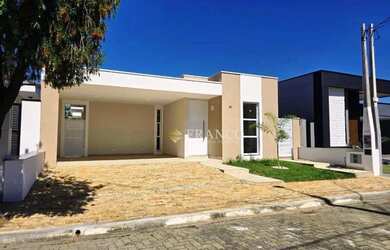 Imagem: A casa em condomínio possui 3 Dormitórios, 2 Banheiros, 4