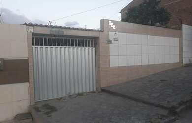 Imagem: A casa possui 2 Dormitórios, 2 Banheiros, 2 Vagas na garagem