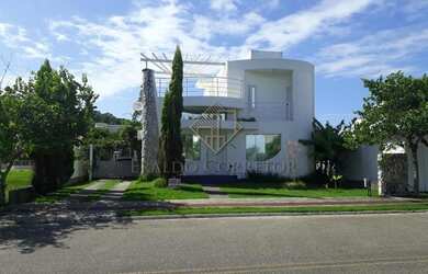 Imagem: A casa possui 3 Dormitórios, 2 Banheiros, 3 Vagas na garagem