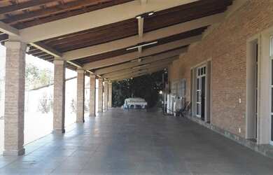 Imagem: A casa possui 4 Dormitórios, 5 Banheiros, 5 Vagas na garagem