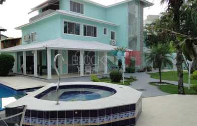 Imagem: A casa em condomínio possui 5 Dormitórios, 5 Banheiros, 5