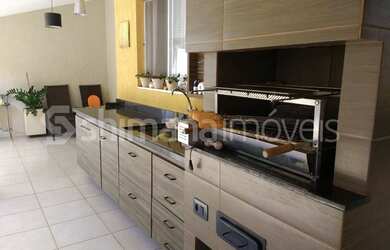 Imagem: A casa possui 3 Dormitórios, 2 Banheiros, 2 Vagas na garagem