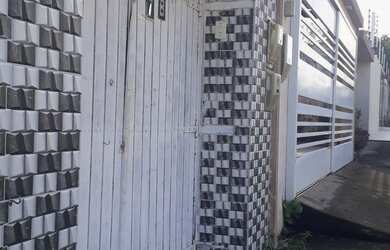 Imagem: A casa possui 3 Dormitórios, 2 Banheiros, 1 Vaga na garagem