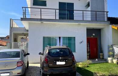 Imagem: A casa em condomínio e possui Dormitórios, Suítes, Banheiros