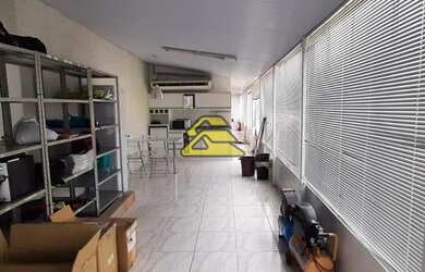 Imagem: O depósito possui 2 Vagas na garagem, 97m² de Área e está