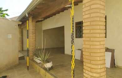 Imagem: A casa possui 3 Dormitórios, 2 Banheiros, 1 Vaga na garagem