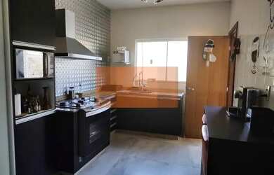 Imagem: A casa possui 3 Dormitórios, 4 Banheiros, 2 Vagas na garagem