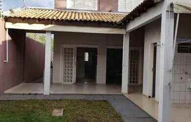 Imagem: A casa possui 3 Dormitórios, 2 Banheiros, 3 Vagas na garagem