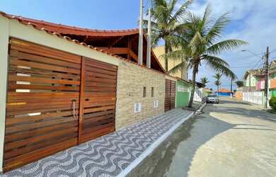 Imagem 2: Linda casa com piscina pé na areia novinha próximo à plataforma de...