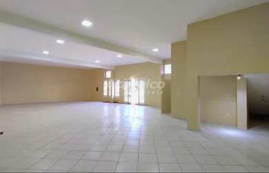 Imagem: O depósito possui 2 Vagas na garagem, 243m² de Área e está