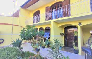 Imagem: A casa possui 5 Dormitórios, 4 Banheiros, 3 Vagas na garagem