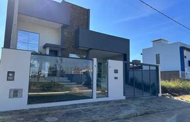 Imagem: A casa possui 3 Dormitórios, 4 Banheiros, 2 Vagas na garagem