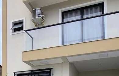 Imagem: A casa possui 2 Dormitórios, 3 Banheiros, 2 Vagas na garagem